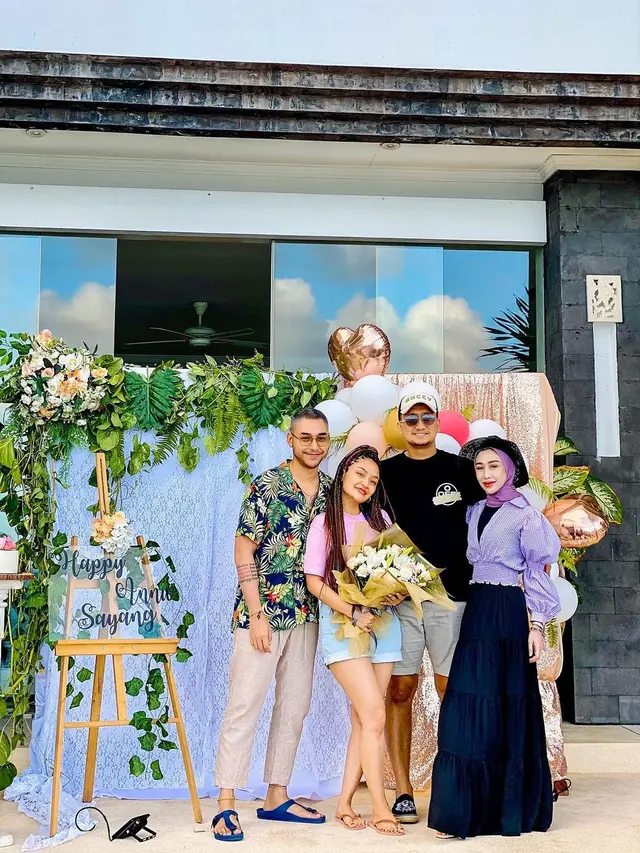 6 Potret Kebersamaan Siti Badriah dan Reza Gladys, Saudra Ipar yang Kompak