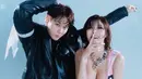 Pada rangkaian foto pertama, artis tersebut terlihat mengenakan pakaian serba hitam, memadukan rok mini dengan atasan korset. Yong Jun Hyung mengenakan setelan jas hitam, senada dengan tunangannya. [@hyunah_aa].