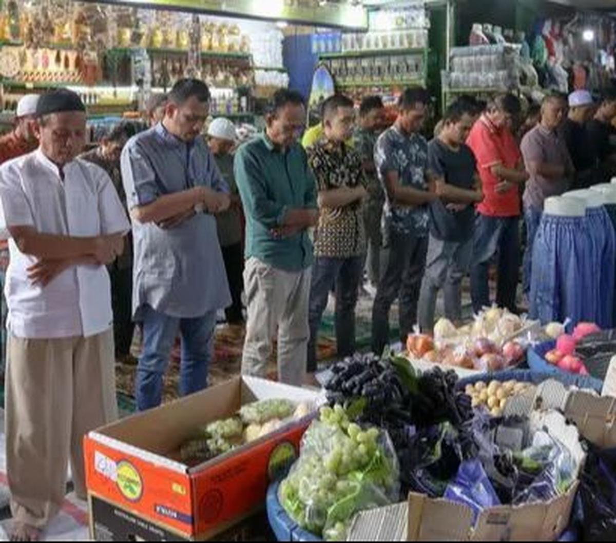 Suasana saat pelaksanaan salat Jumat pertama pada Ramadan 1445 Hijriah di Pasar Tanah Abang, Jakarta, Jumat (15/3/2024). Salat Jumat pertama Ramadan tersebut diikuti para pedagang dan pengunjung yang memadati Pasar Tanah Abang.&nbsp;Liputan6.com/Herman Za