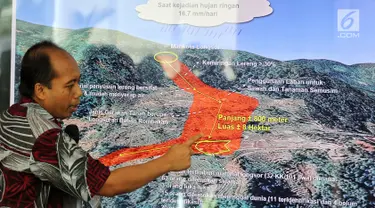 Kepala Pusat Data Informasi dan Humas BNPB Sutopo Purwo Nugroho memberikan keterangan pers di Kantor BNPB, Jakarta, Rabu (2/1). Sutopo menjelaskan penanganan darurat bencana longsor Sukabumi. (Liputan6.com/JohanTallo)