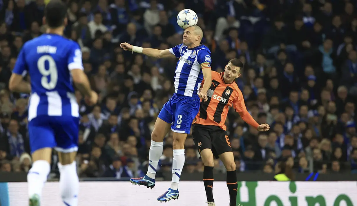 Pemain FC Porto, Pepe, duel udara dengan pemain Shakhtar Donetsk, Dmytro Kryskiv, pada laga Liga Champions di Stadion Dragao, Portugal, Kamis (14/12/2023). Bek senior asal Portugal turut menyumbang gol di laga tersebut. (AP Photo/Luis Vieira)