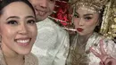 Makeup yang dibuat bold semakin mengoptimalkan penampilan sang pengantin dengan aura yang terpancar. [Foto: Instagram/ PSafiera]