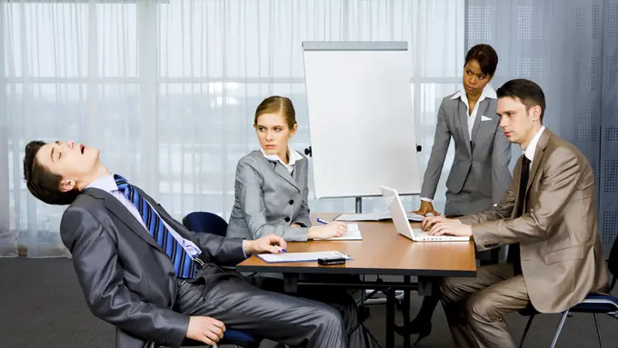 7 Alasan Kenapa Kamu Harus Tidur Siang di Kantor