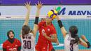Pemain Timnas Voli putri Indonesia, Geofanny Eka (tengah) melepaskan spike yang berhasil menembus blok dua pemain Hong Kong, Fung Tsz Yan (kanan) dan Yim Wing Ni pada laga Grup B AVC Challenge Cup 2024 di Rizal Memorial Coliseum, Manila, Filipina, Kamis (23/5/2024) pagi. Indonesia kalah 0-3 (22-25, 24-26, 19-25). (Asian Volleyball Confederation)