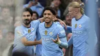 Pemain Manchester City merayakan gol yang dicetak oleh Omar Marmoush (tengah) dalam laga lanjutan Liga Inggris 2024/2025 melawan Newcastle di Etihad Stadium, Manchester, Inggris, Sabtu (15/02/2025) waktu setempat. (AP Photo/PA/Martin Rickett)