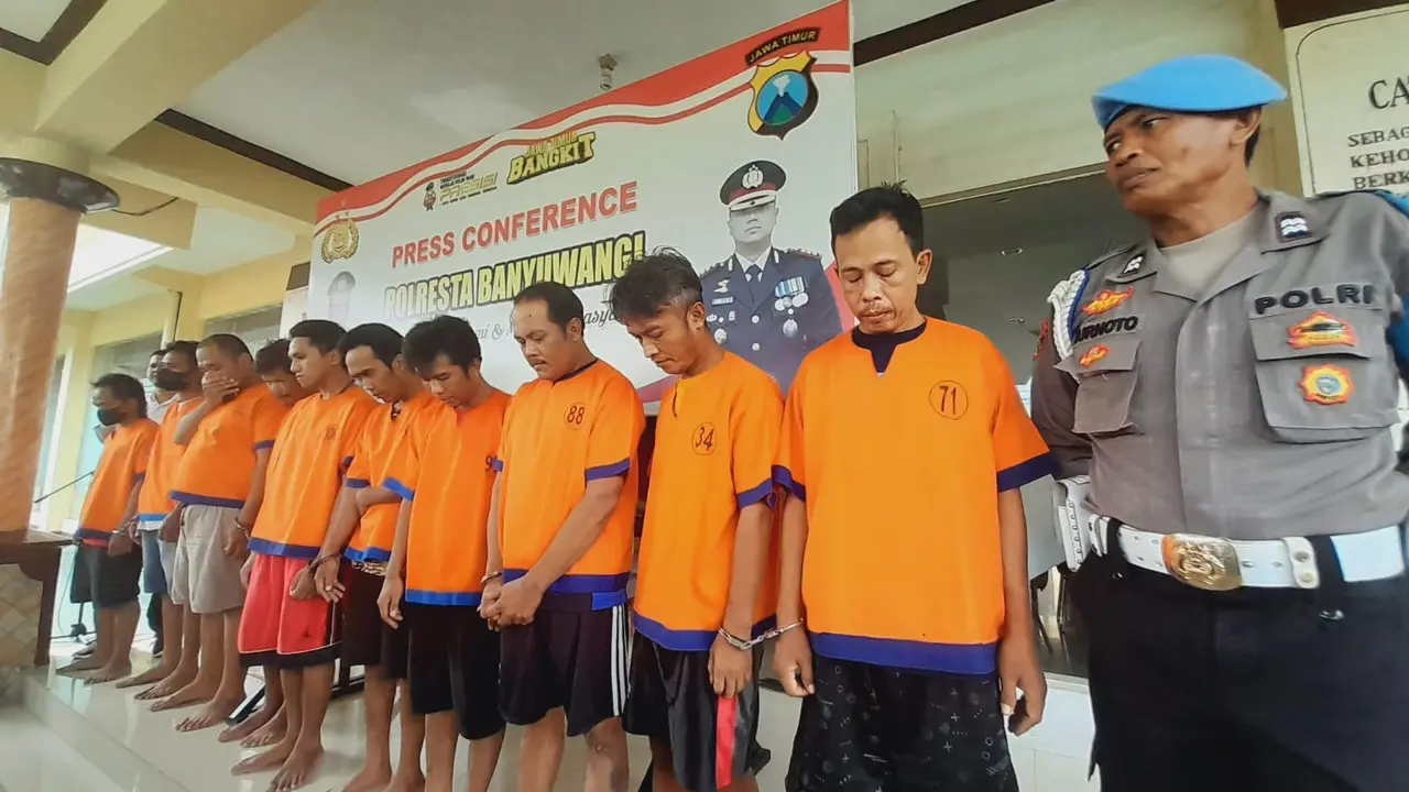 Pelaku pencurian toko dihadirkan dalam Konfrensi Pers di Maporesta Banyuwangi (Hermawan Arifianto/Liputan6.com)