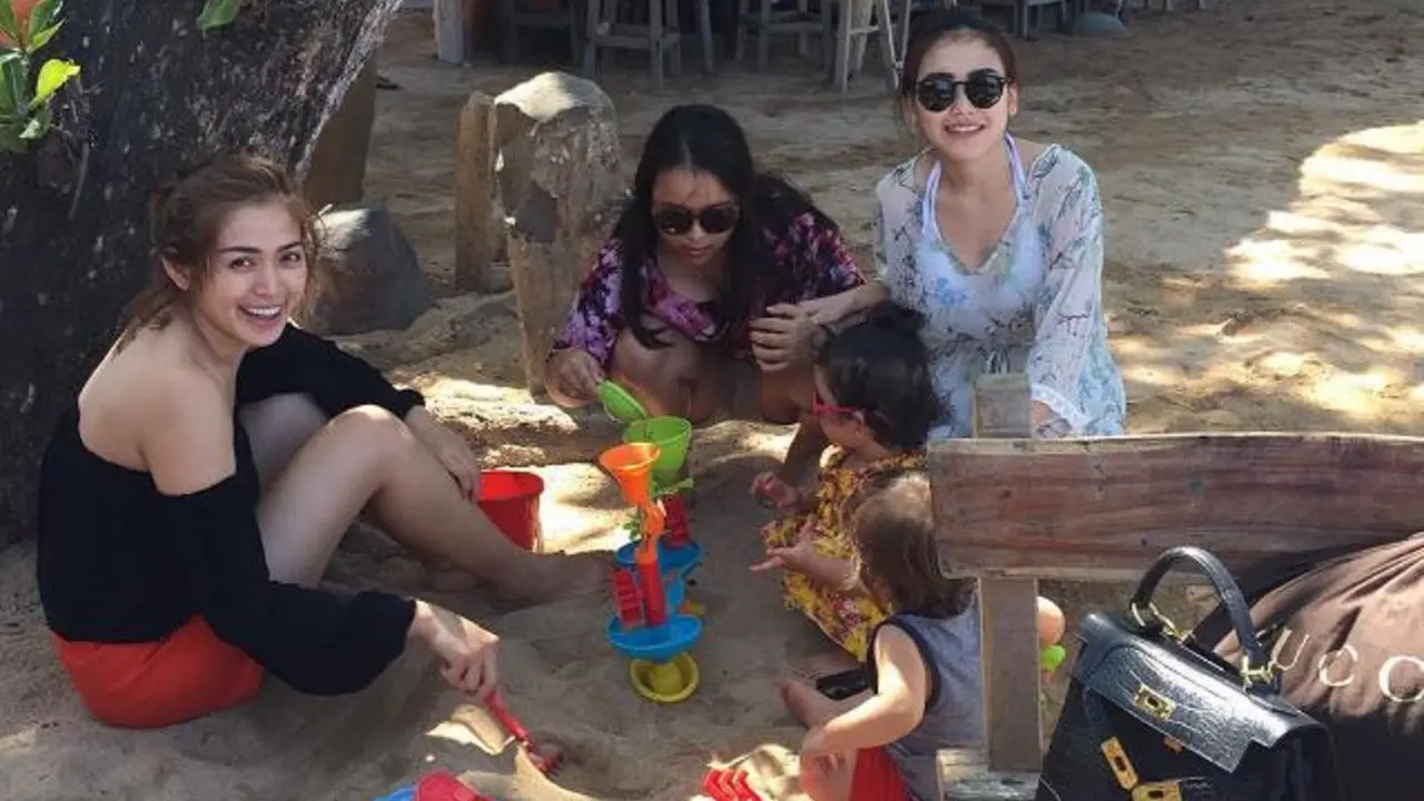 [Bintang] Ayu Ting Ting dan Jessica Iskandar