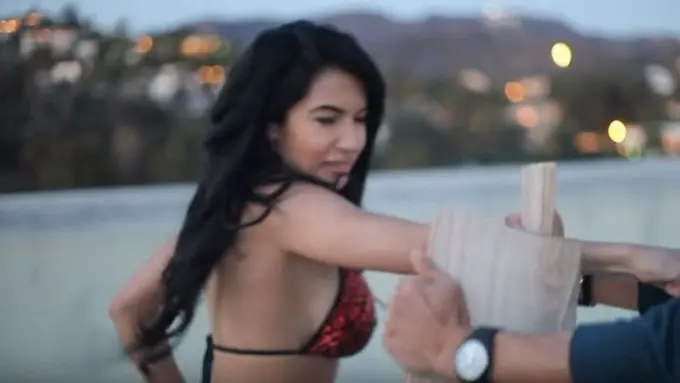 Cuma Pakai Bikini, Model Playboy Ini Tunjukkan Aksi Bela Diri