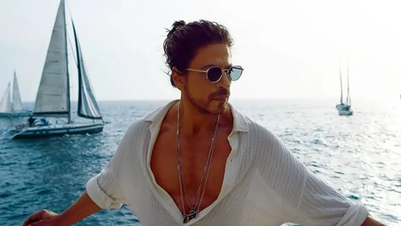 7 Potret Terbaru Shahrukh Khan Pamer Perut 8 Pack di Usia 57 Tahun, Curi Perhatian