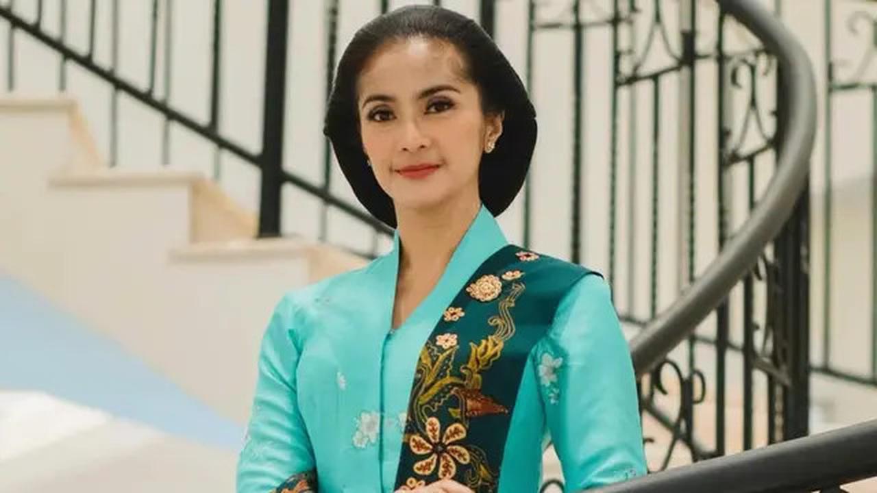 Catik dan Awet Muda, Potret Maudy Koesnaedi dengan Kebaya dalam Series 'Losmen Bu Broto', Bergaya Klasik dan Berwibawa