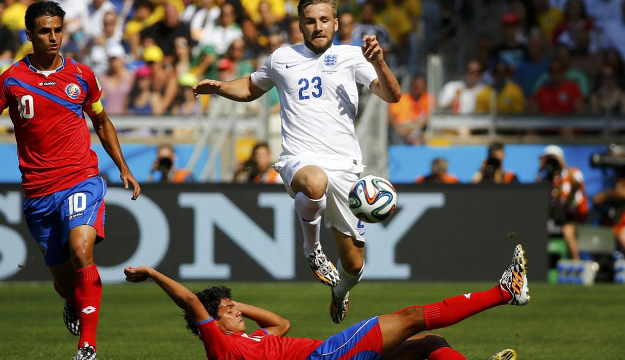 Pemain belakang Inggris, Luke Shaw (23) melompat menghindari tackling gelandang Kosta Rika, Michael Barrantes, di laga penutup penyisihan Piala Dunia 2014 Grup D di Stadion Mineirao, Belo Horizonte, Brasil, (24/6/2014). (REUTERS/Murad Sezer)