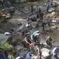 Aparat dibantu warga membersihkan sampah di Sungai Bogowonto Wonosobo. Foto: (Felek/Liputan6.com)