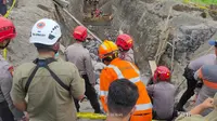 Awalnya, ke-3 pekerja berhasil dievakuasi yang kesemuanya merupakan warga Gunungkidul dan dibawa ke Rumah Sakit Hermina Yogyakarta. Sementar 1 dari 3 yang dievakuasi atas nama Dodi akhirnya meninggal dunia, 1 orang atas nama Surya belum ditemukan.