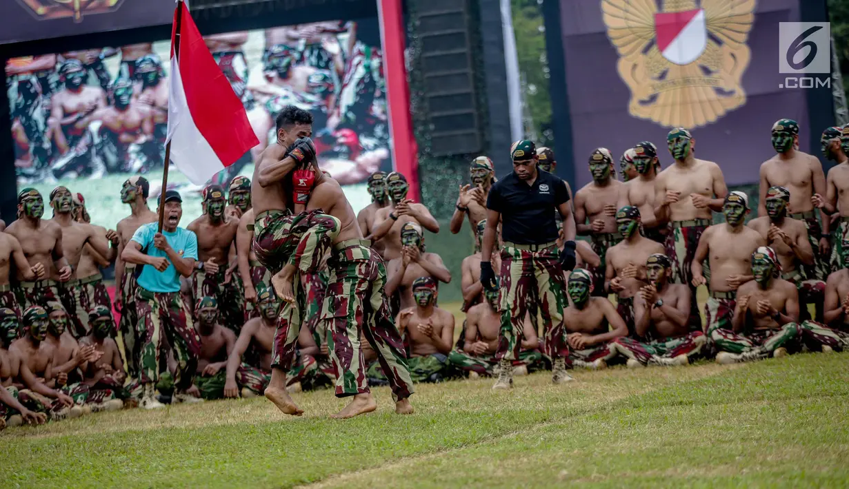 Prajurit Kopossus menunjukan kebolehan bertarung bebas dalam acara HUT ke-67 Kopassus di Markas Kopassus, Jakarta, Rabu (24/4). HUT ke-67 Kopassus bertema ' Mewujudkan prajurit Kopassus yang profesional, kuat, dan tangguh serta Adaptif menghadapi Tantangan Global.' (Liputan6.com/Faizal Fanani)