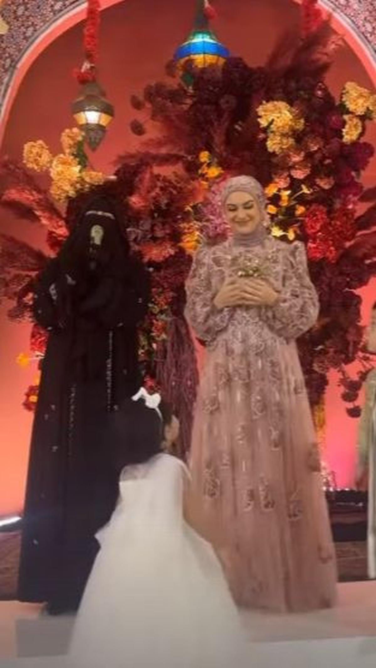 Dalam acara itu hadir juga Ummi Pipik yang disebut Irish sebagai gurunya.