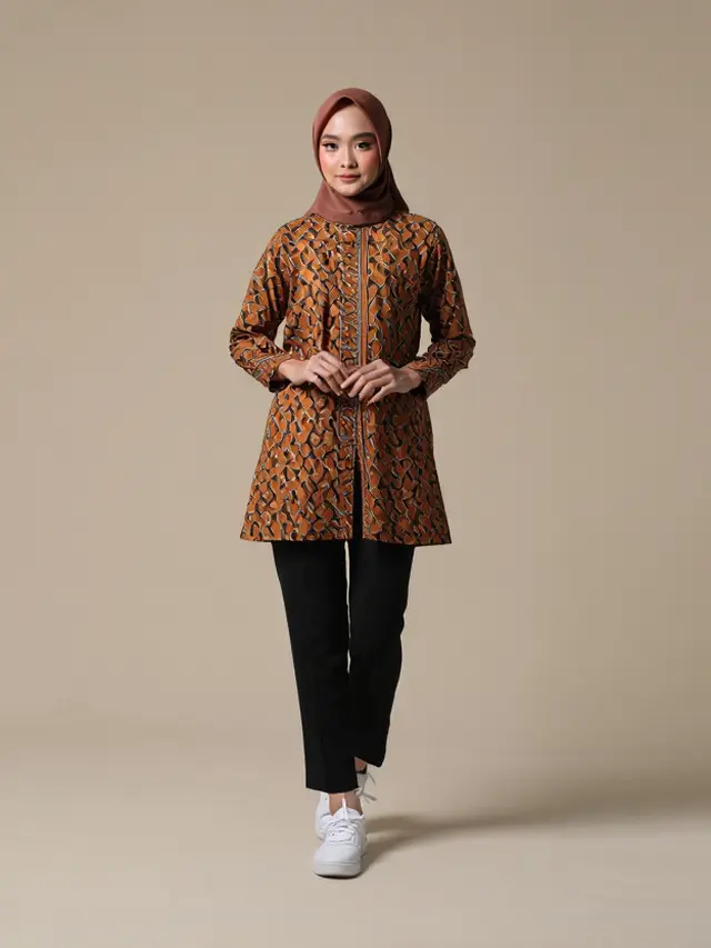 Baju Batik Tulis Klasik Wanita Cocok Dengan Bawahan Apa? 8 Padu Padan Ini Bantu Kamu Anti Kaku dan Tetap Cantik/ Ilustrasi AI