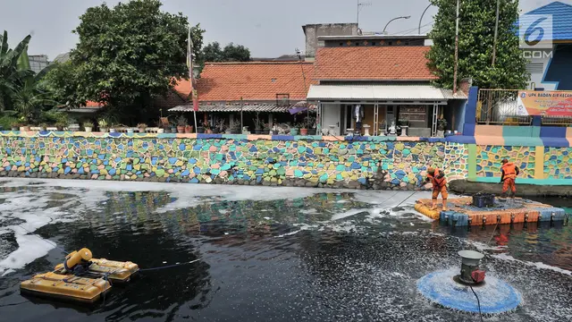 Upaya Pemprov DKI Jakarta Hilangkan Bau di Kali Item