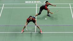 Pasangan PB Djarum, Tontowi Ahmad dan Gloria Emanuelle, pada laga Kejurnas PBSI di Britama Arena, Jakarta, Rabu (19/12). Bintang Bulutangkis Indonesia beradu aksi dengan membela klub nya masing-masing. (Bola.com/M Iqbal Ichsan)