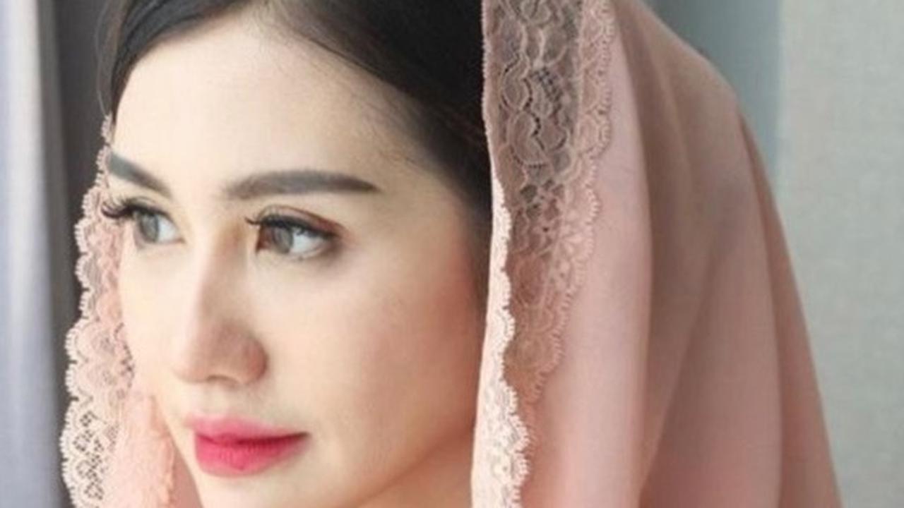 Novita juga merupakan politikus. Ia terdaftar sebagai kader PDI Perjuangan.