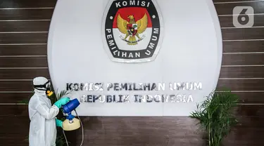 Petugas melakukan penyemprotan cairan disinfektan di Gedung KPU Pusat, Jakarta, Selasa (21/7/20).  Penyemprotan dilakukan setelah seorang pegawai Komisi Pemilihan Umum (KPU) RI terpapar virus Covid-19. (Liputan6.com/Faizal Fanani)