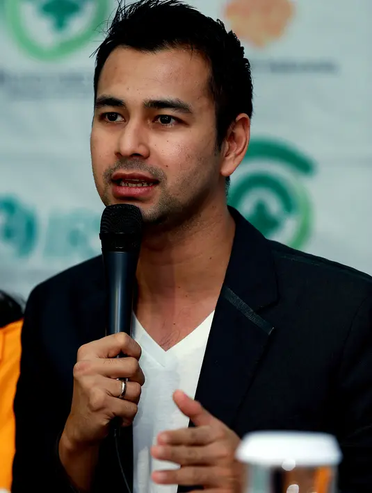 Dalam urusan merawat buah hati mereka yang baru lahir sepekan lalu, Raffi Ahmad akan berbagi tugas dengan sang istri. Raffi siap mengganti popok dan menenangkan Rafathar di malam hari. (Wimbarsana/Bintang.com)