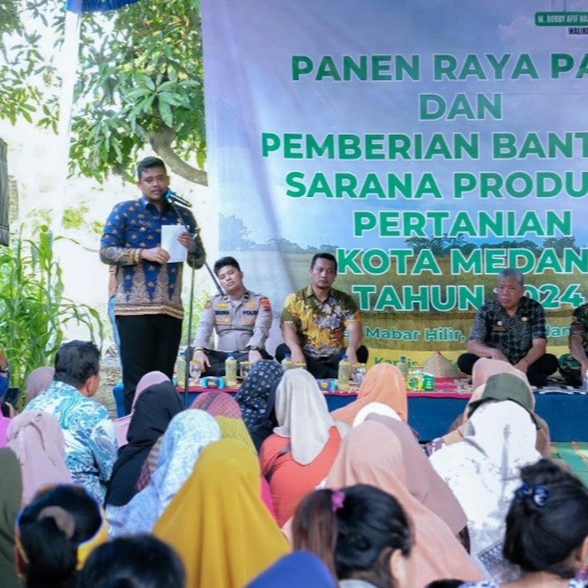 Bobby Nasution Panen Raya Padi di Kelurahan Mabar Hilir Pasar IV Kecamatan Medan Deli
