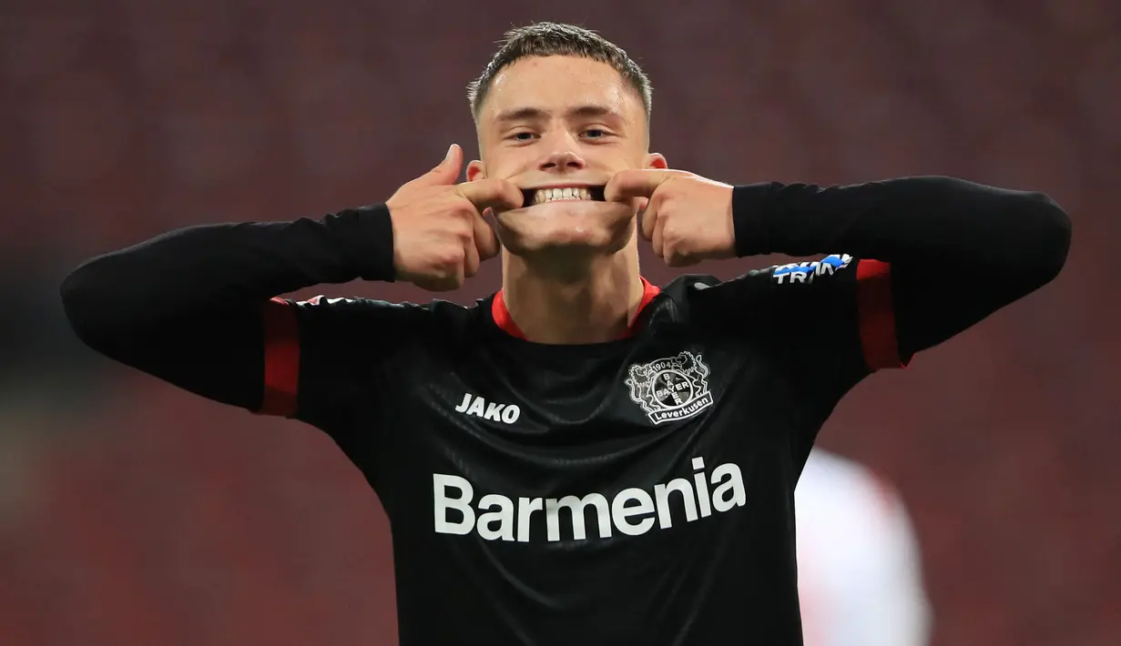 Florian Wirtz mampu tampil impresif pada musim ini bersama Bayern Leverkusen. Ia tercatat mampu mencetak 6 gol dan 5 assist dari 8 laga yang dijalani. Gelandang 18 tahun tersebut saat ini memiliki nilai pasar sekitar 1,2 triliun rupiah. (AFP/Pool/Wolfgang Rattay)