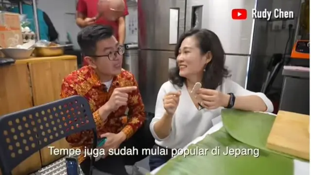 Food Vlogger China Asyik Menyantap Makanan Indonesia Pakai Tangan di Beijing
