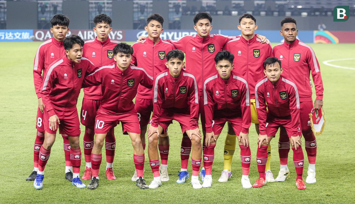 <p>Para pemain starting XI Timnas Indonesia U-17 berfoto sebelum dimulainya laga pertama Grup A Piala Dunia U-17 menghadapi Timnas Ekuador U-17 di Stadion Gelora Bung Tomo, Surabaya, Jumat (10/11/2023) malam WIB. (Bola.com/Bagaskara Lazuardi)</p>