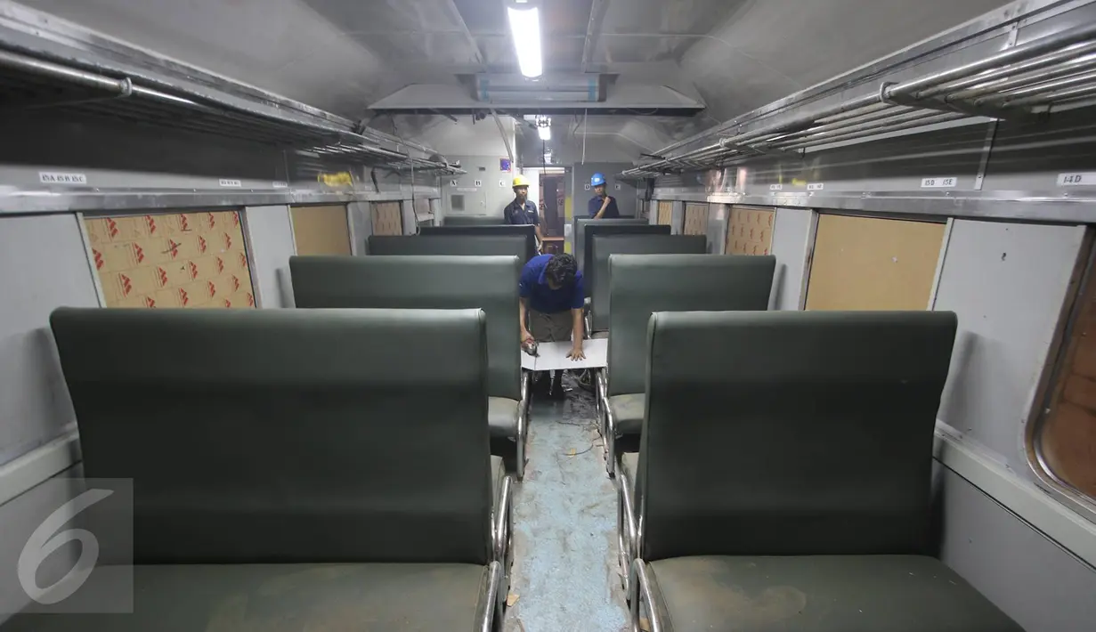 Pekerja melakukan pengecekan dan perawatan bagian penumpang kereta di Balai Yasa, Manggarai, Jakarta, Senin (20/6). PT KAI terus berupaya menjaga kenyamanan dan keamanan bagi para penumpang. (Liputan6.com/Immanuel Antonius)
