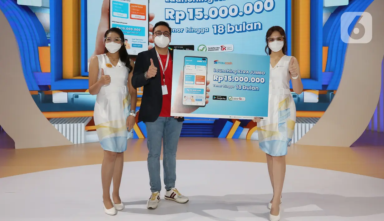 Direktur Marketing Maucash Indra Suryawan (tengah) meluncurkan produk Mauringan XTRA Jumbo, di Event GIIAS Jakarta 2021, Jumat (19/11/2021). Aplikasi pinjol dan paylater tanpa agunan menyasar pada pelaku UMKM dan masyarakat berpenghasilan bawah. (Liputan6.com)