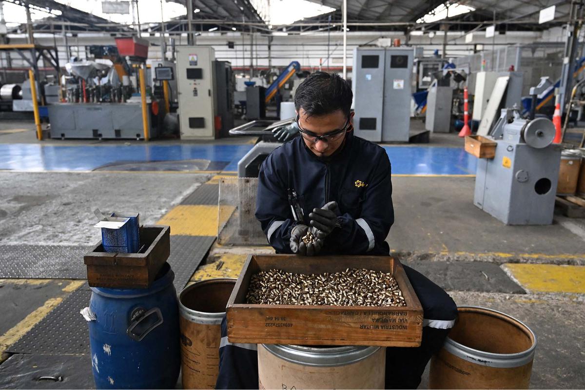 FOTO: Melihat Langsung Produksi Perdana Senapan Tempur Kolombia