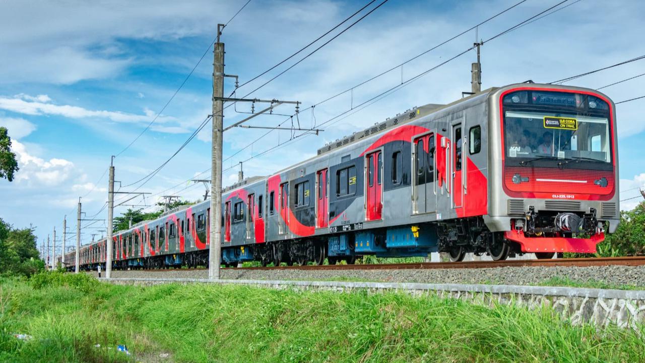 Gerbong Harapan Pekerja Jakarta di Rel yang Tak Menyatu
