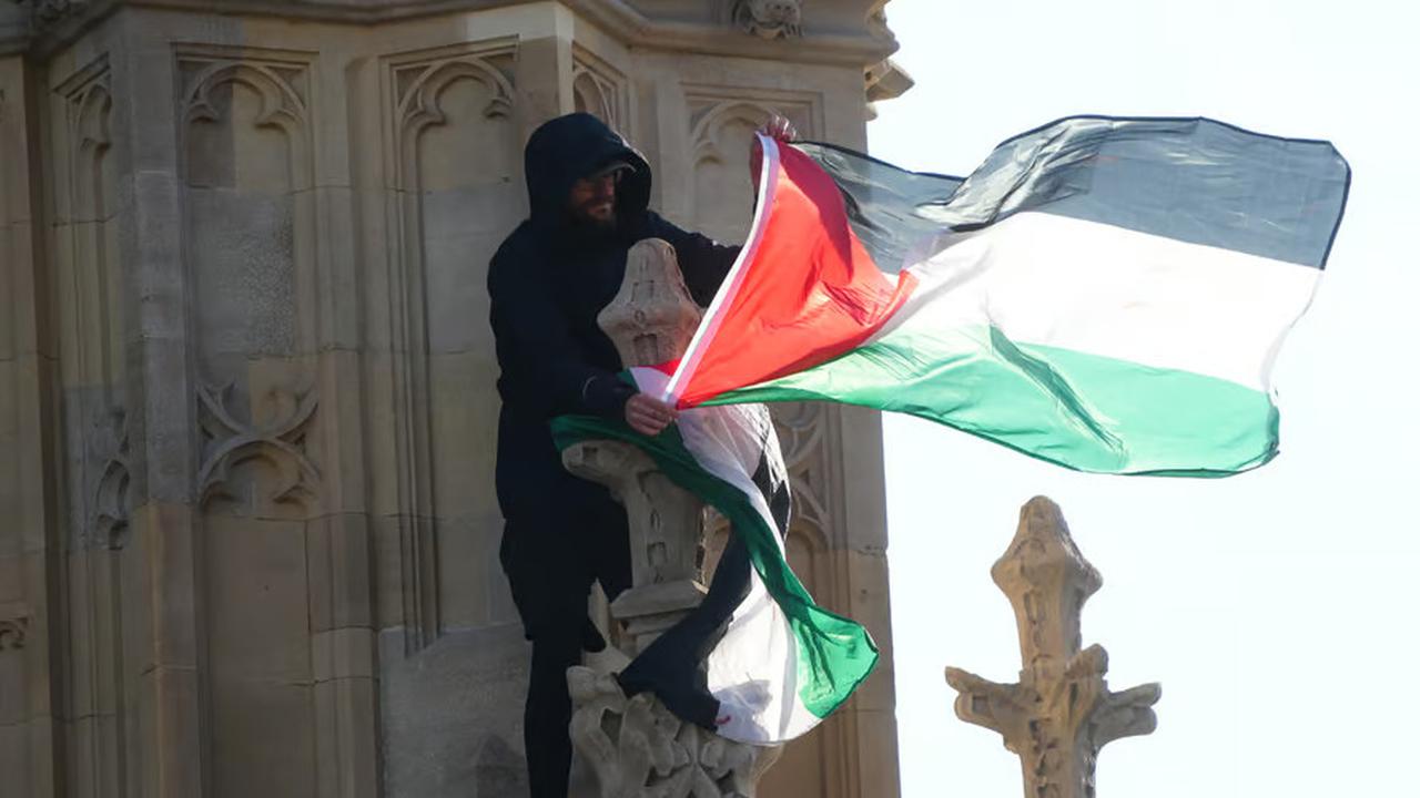 Aktivis Pro-Palestina Panjat Menara Big Ben di London Sebagai Bentuk Protes, Baru Turun Setelah 16 Jam
