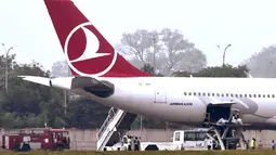 Sebuah pesawat maskapai Turkish Airlines yang terbang dari Bangkok usai melakukan pendaratan darurat di New Delhi, Selasa (7/7/2015). Pendaratan darurat dilakukan, karena teror bom secara tertulis di sebuah toilet pesawat. (REUTERS/Stringer)