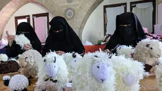 Wanita Palestina membuat boneka domba  menjelang Idul Adha, di desa Badui "Umm Al-Nasr" di Jalur Gaza utara (14/7/2021). Idula Adha merupakan sebuah Hari Raya Islam yang akan di rayakan seluruh umat Islam dunia  pada 20 Juli 2021. (AFP/Mohammed Abed)