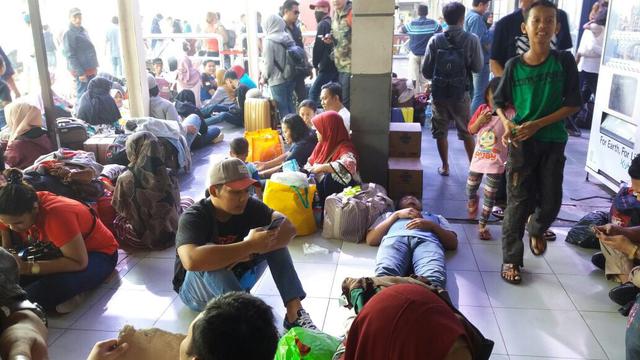 Pemudik di Stasiun Senen, Jakarta Pusat.