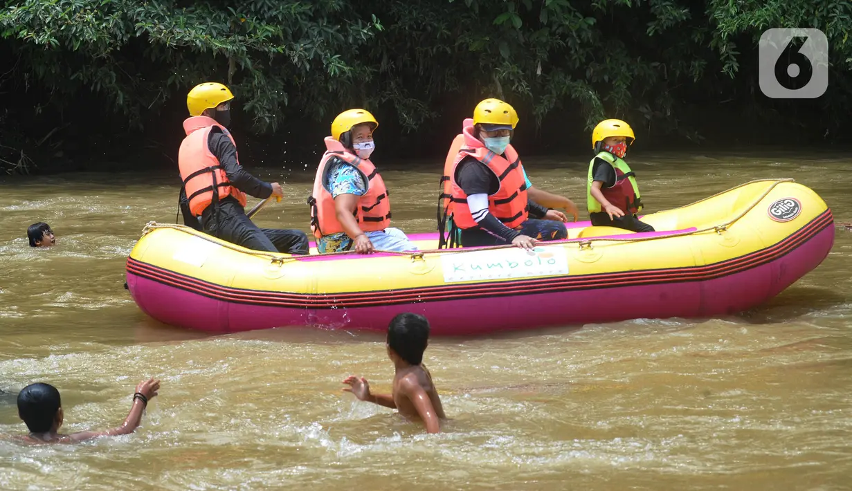 Anak-anak menggunakan masker saat rafting di kawasan Bendungan Katulampa, Bogor, Jawa Barat, Kamis (29/10/2020). Kegiatan yang diadakan oleh Hiking Bocah pada setiap akhir pekan atau libur panjang ini dalam rangka mengenalkan anak kepada alam. (merdeka.com/Arie Basuki)