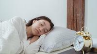 Ilustrasi tidur, mengalami mimpi. (Foto oleh Miriam Alonso: https://www.pexels.com/id-id/foto/wanita-tempat-tidur-kamar-tidur-pagi-7622521/)