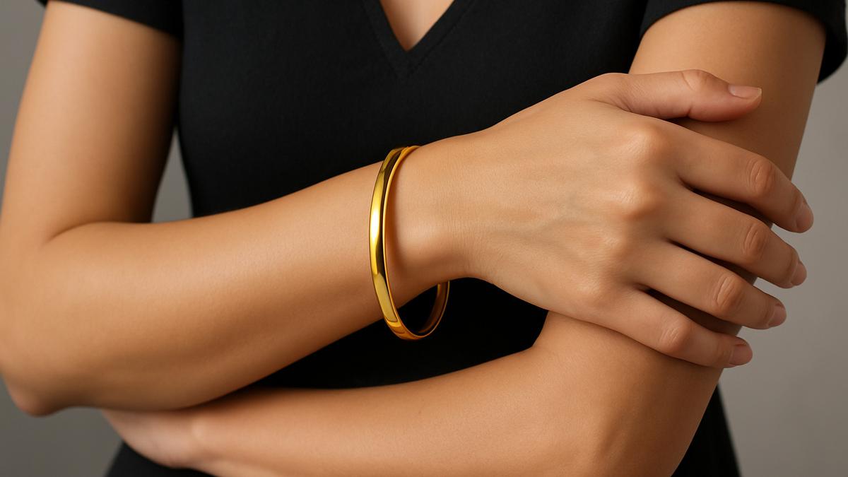 8 Inspirasi Gelang Emas Polos 24K, Fashion Item yang Enggak Pernah Ketinggalan Zaman