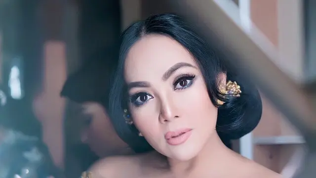 [Bintang] Kebaya Makin Kece dengan Inspirasi Dandanan Dewi Gita yang Super Flawless
