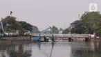 Alat berat tengah melakukan pengerukan lumpur di kali Mookervart, Jakarta Barat, Selasa (12/10/2021). Antisipasi banjir, Pemprov DKI Jakarta gelar gerebek lumpur di sepanjang aliran Kali Mookervart, pengerukan lumpur  untuk mengatasi permasalahan banjir di Jakarta. (Liputan6.com/Angga Yuniar)
