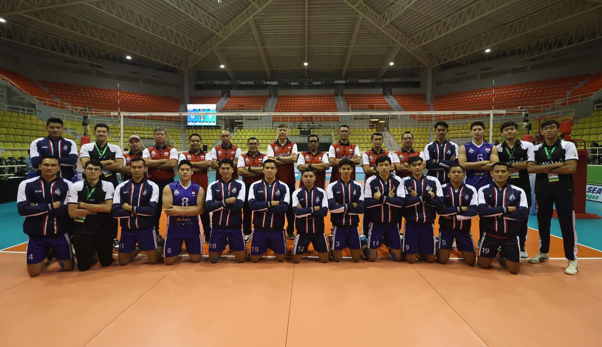 Para pemain, pelatih dan ofisial Timnas Bola Voli Putra Indonesia berfoto sebelum dimulainya laga menghadapi Thailand pada laga terakhir putaran kedua SEA V League 2023 di di Santa Rosa Sports Complex, Laguna, Filipina, Minggu (30/7/2023). Indonesia menang 3-2 (25-27, 20-25, 25-21, 25-21 dan 15-9) dan menjadi juara. (Phillippines National Volleyball Federation)