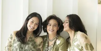 Keluarga Maudy Ayunda memilih nuansa hijau dengan paduan krem. Warna ini hadirkan elegansi gaya yang sempurna. [Foto: Instagram/ Maudy Ayunda]