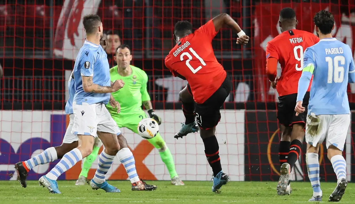 Pemain Rennes Joris Gnagnon (tengah) mencetak gol ke gawang Lazio pada pertandingan Grup E Liga Europa di Stadion Roazhon Park, Rennes, Prancis, Kamis (12/12/2019). Lazio gagal lolos ke 32 besar Liga Europa setelah kalah dari Rennes 2-0. (AP Photo/David Vincent)