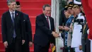 Perdana Menteri China Li Qiang (tengah) disambut saat tiba di Bandara Internasional Halim Perdanakusuma, Jakarta pada Sabtu 24 Mei 2025. (YASUYOSHI CHIBA/AFP)