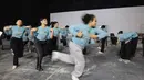 Sejumlah pemeran Home Sweet Loan The Musical berlatih adegan bersama di Jakarta, Senin (14/9/2026), menjelang pementasan di Graha Bhakti Budaya, Taman Ismail Marzuki. (KLY/Budy Santoso)