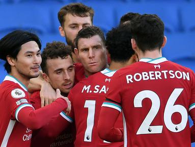 Pemain Liverpool merayakan gol yang dicetak Diogo Jota ke gawang Brighton pada laga lanjutan Liga Inggris di Stadion American Express, Sabtu (28/11/2020) malam WIB. Liverpool bermain imbang 1-1 menghadapi Brighton. (AFP/Mike Hewitt/pool)