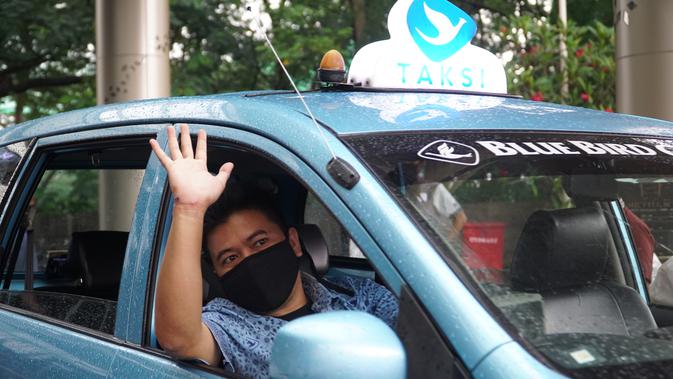 Senayan City bagikan 400 paket sembako bagi para pengemudi taksi Bluebird yang ada di area Senayan City. Sumber foto: Document/Senayan City.