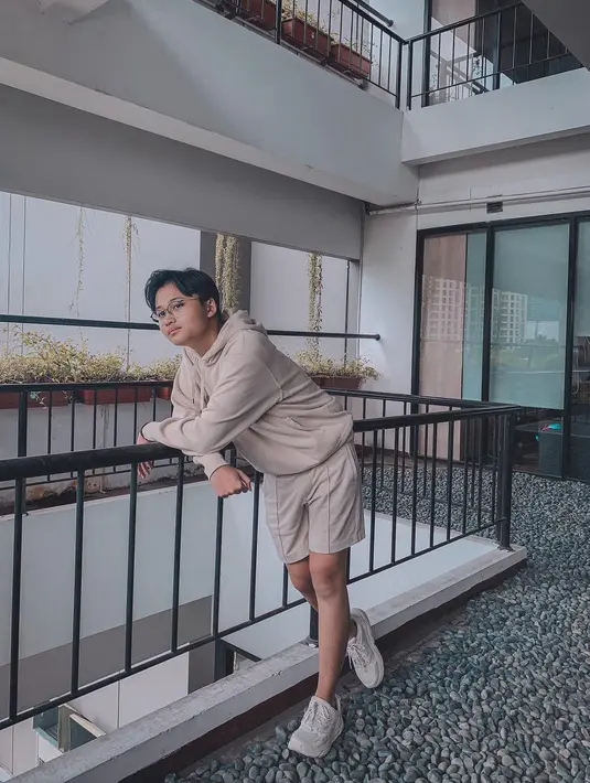 Dari rambut sampai kaki, gaya outfit mengenakan sweater dan celana coklat yang Rizwan atau Njan kenakan pun curi perhatian. Banyak para netizen perempuan yang mendambakan dirinya karena ketampanan dan gaya stylish nya yang menawan. (Instagram/rizwanfadilah.a.s)